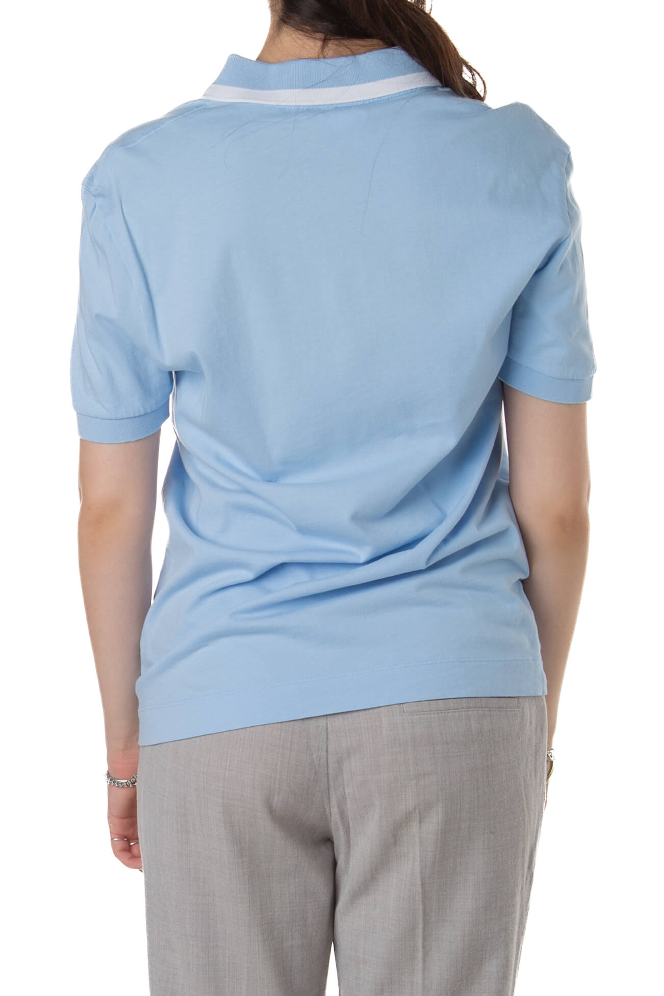 Polo Lacoste azul celeste, vista trasera con franja blanca en el cuello