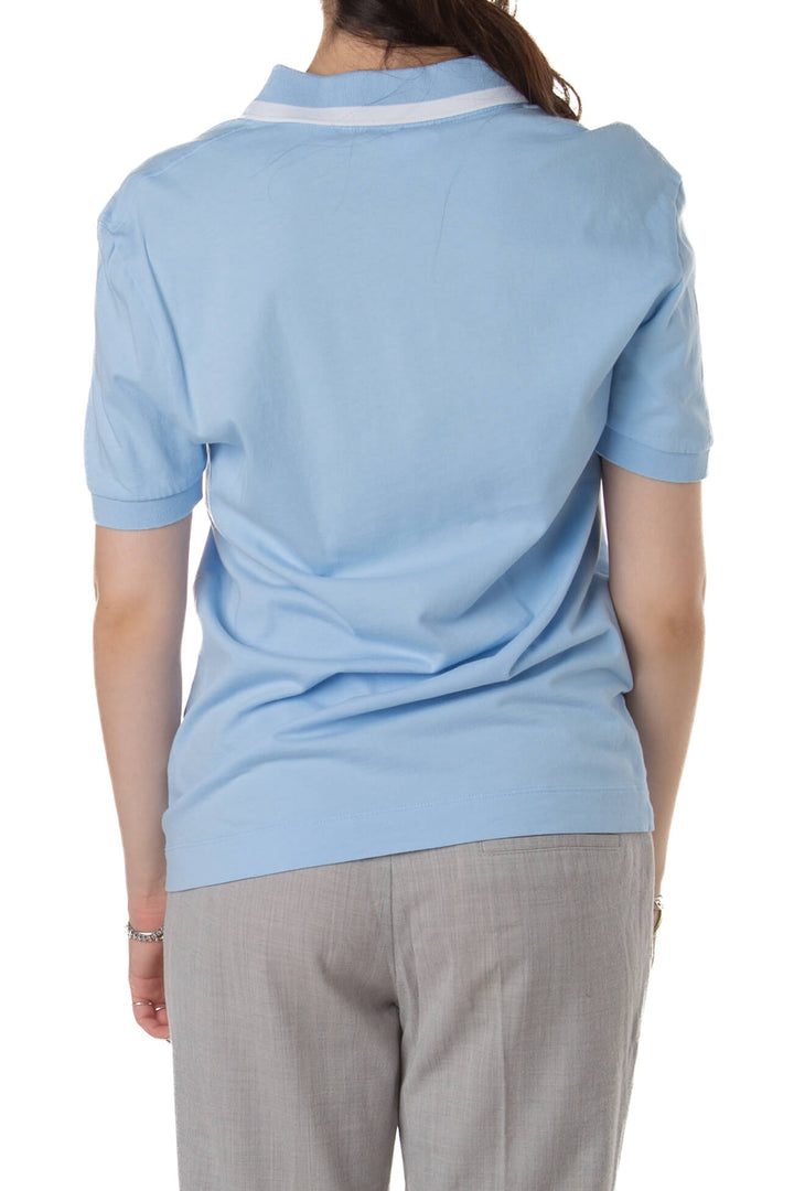 Polo Lacoste azul celeste, vista trasera con franja blanca en el cuello