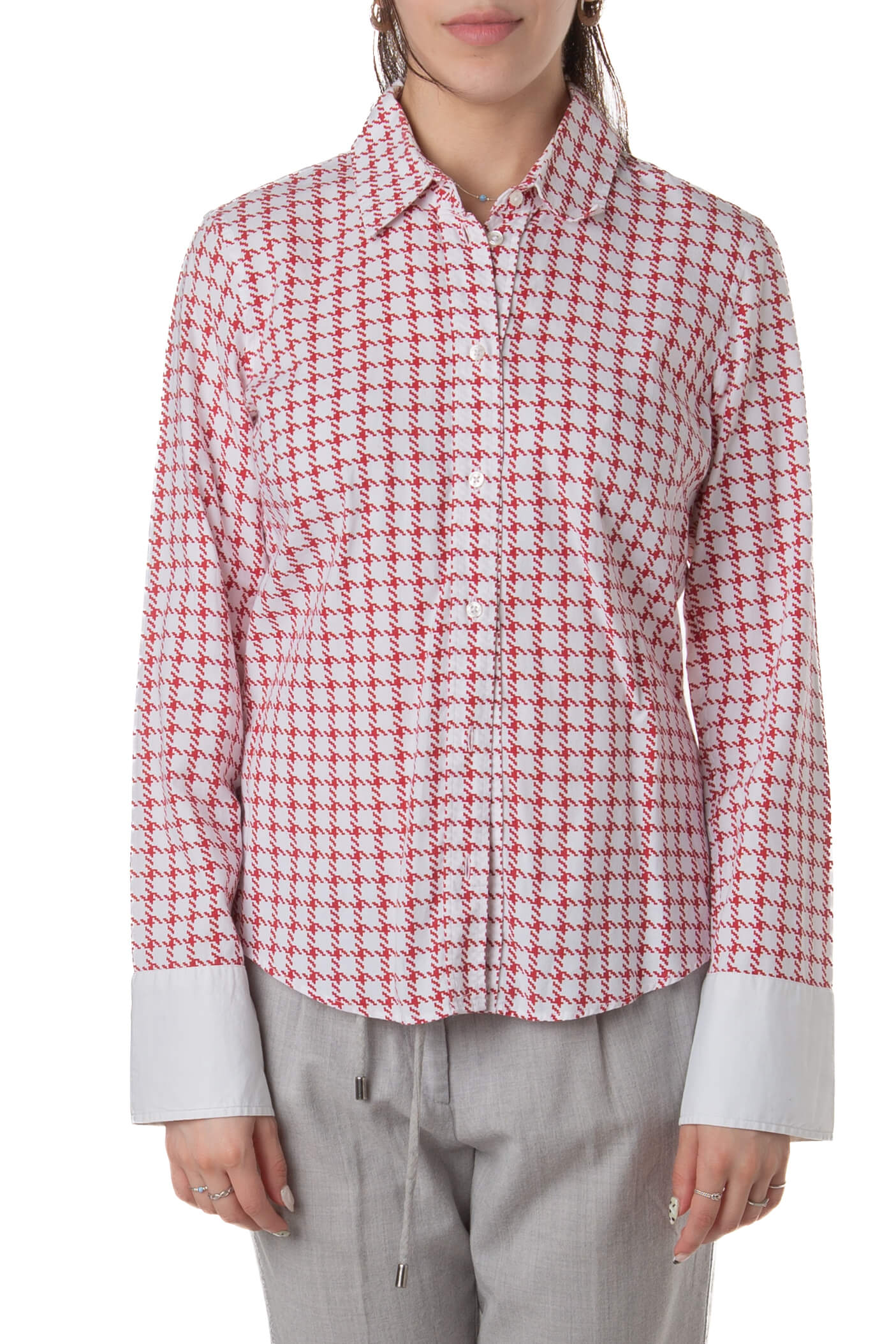 Camisa Carolina Herrera con estampado pata de gallo rojo y blanco y puños blancos, vista frontal