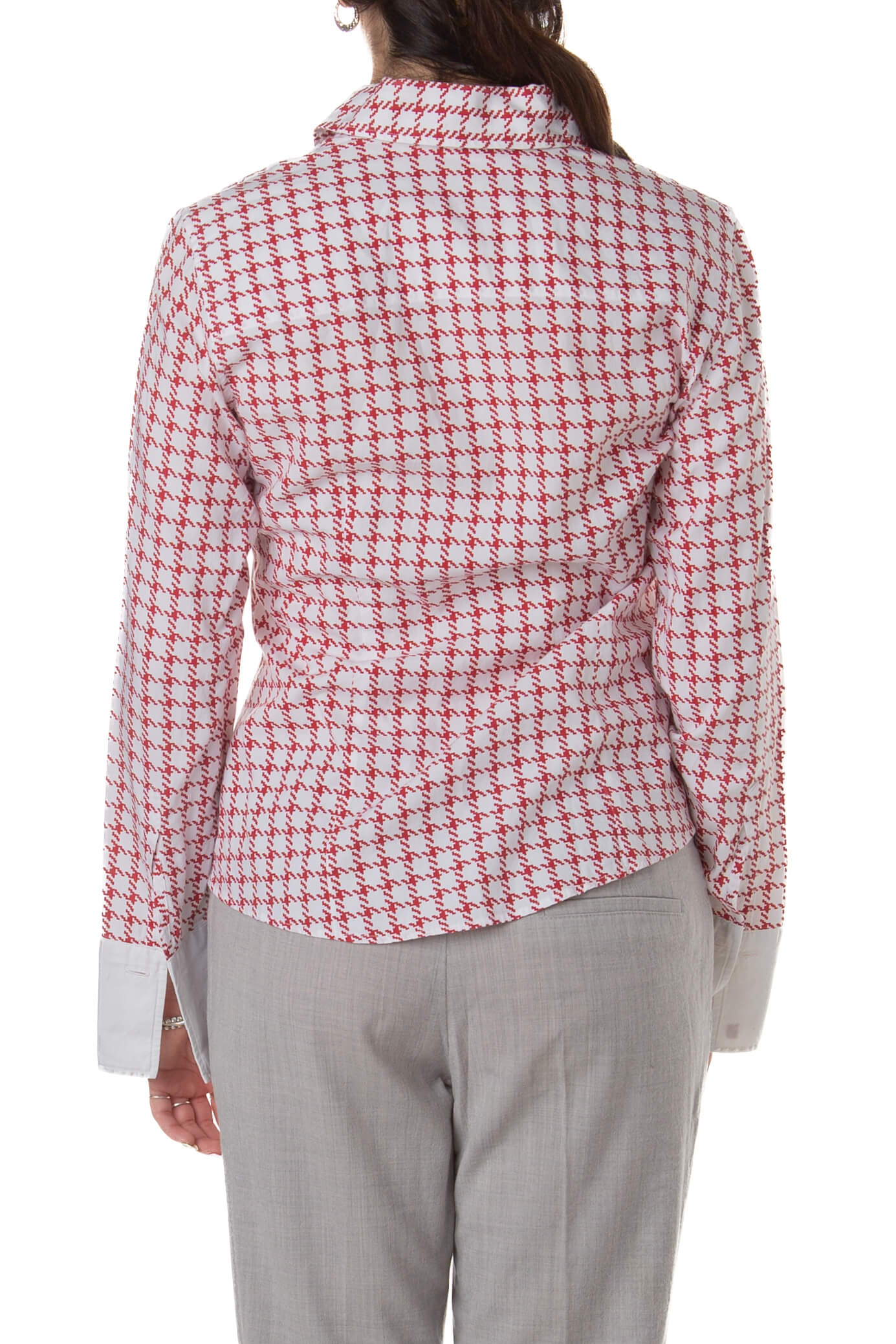 Camisa Carolina Herrera pata de gallo rojo y blanco, vista trasera con puños anchos blancos