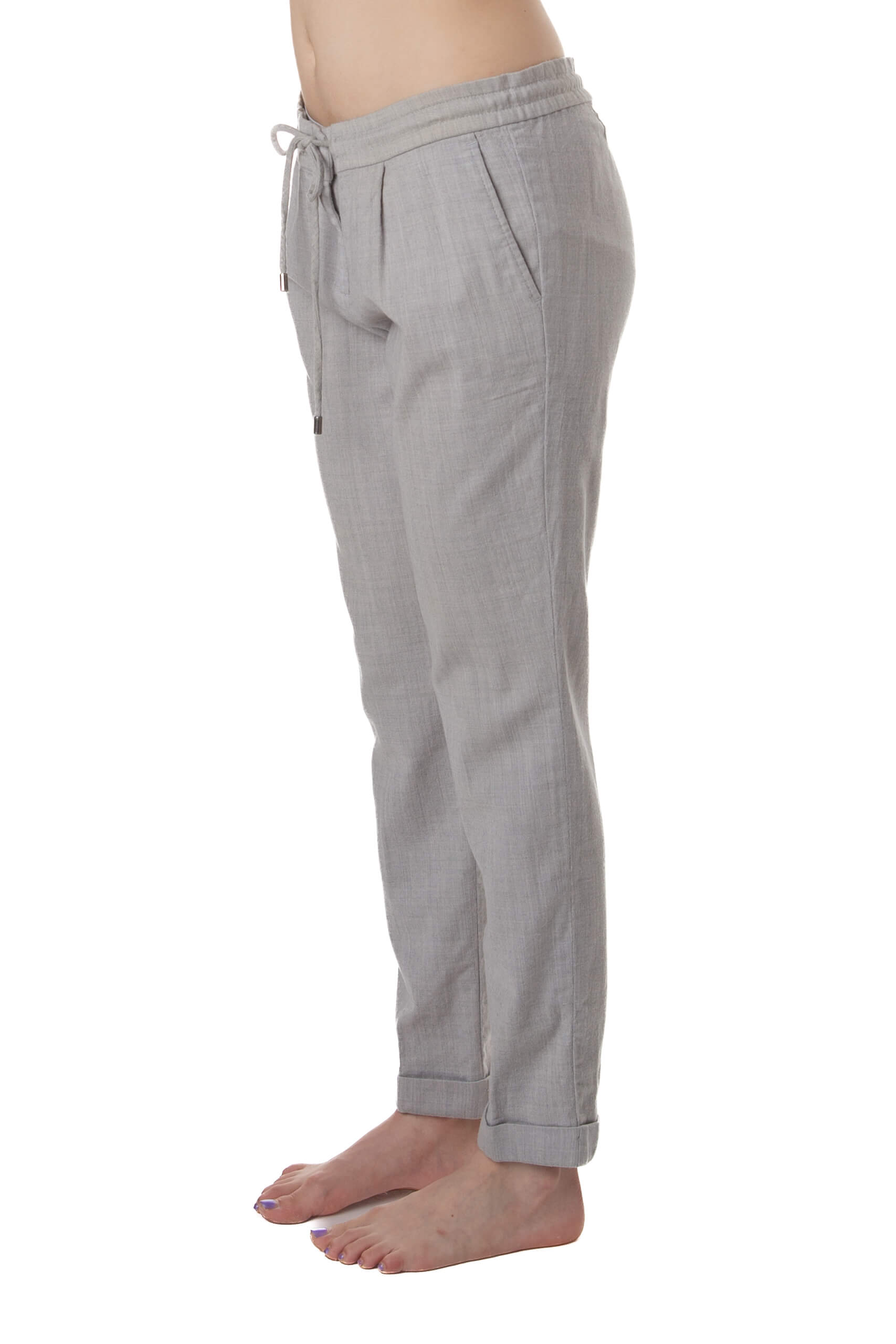 Pantalón Boss gris claro de lana, vista lateral con bolsillo y dobladillo vuelto