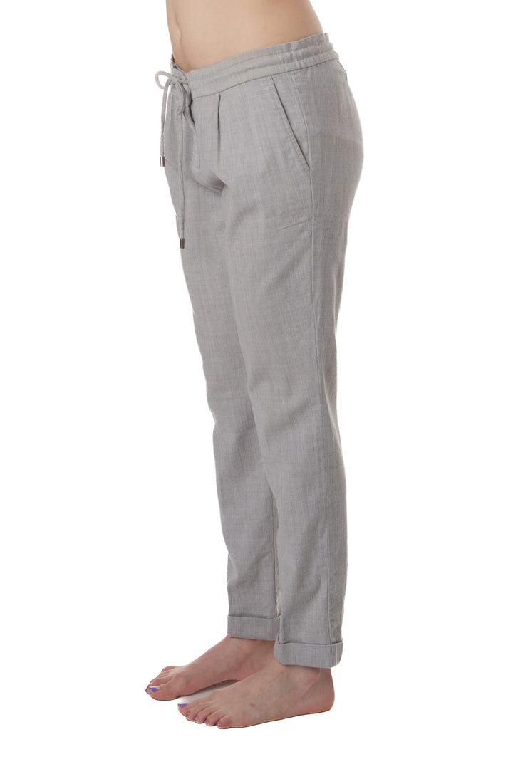 Pantalón Boss gris claro de lana, vista lateral con bolsillo y dobladillo vuelto