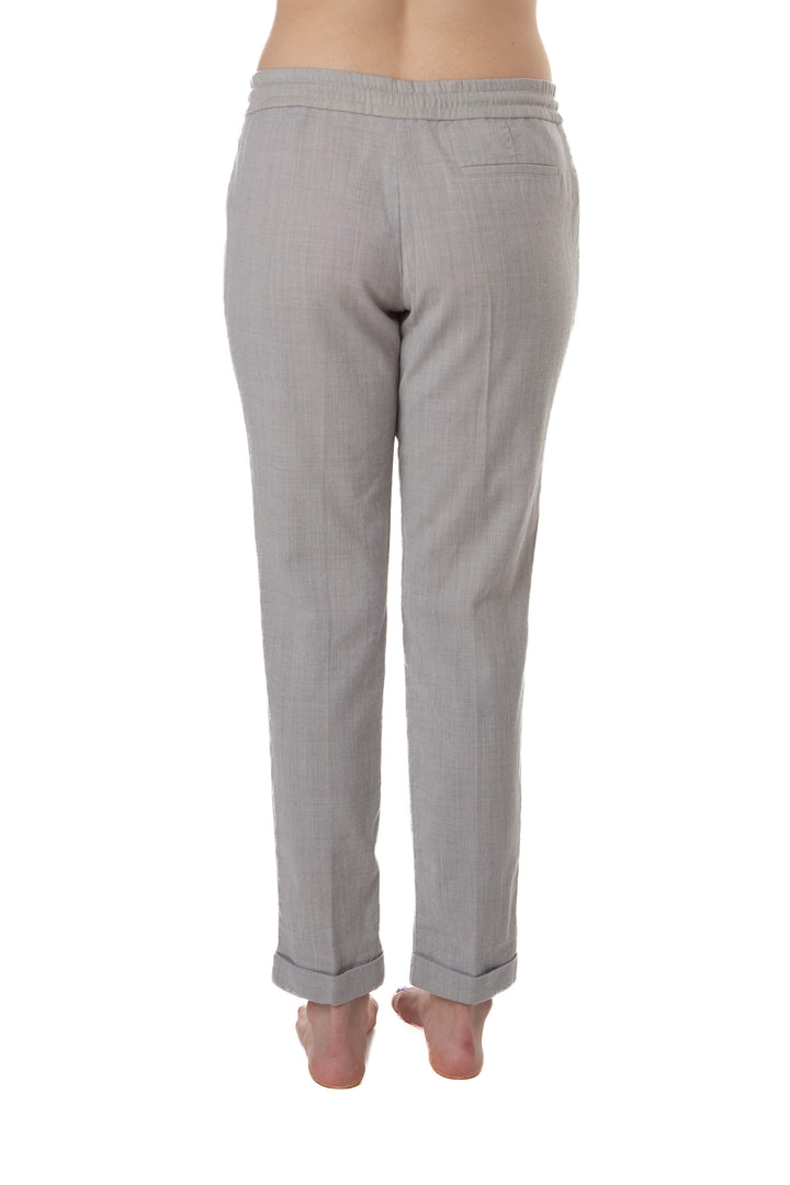Pantalón Boss gris claro, vista trasera con bolsillo de ojal y raya marcada