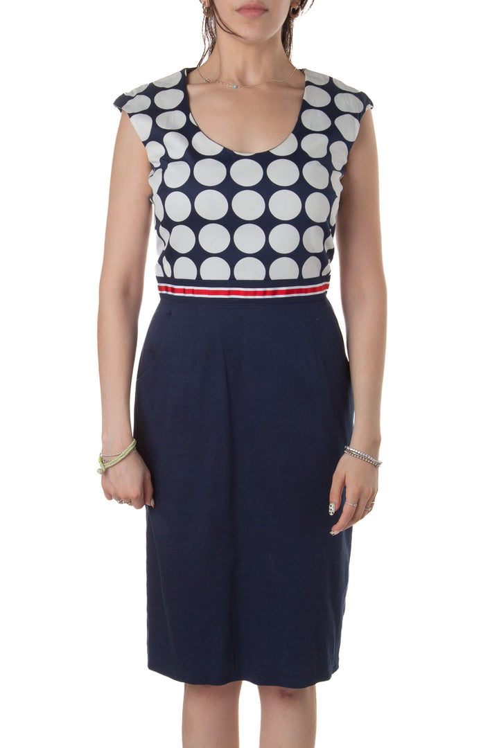 Vestido Paul & Shark náutico con lunares navy y falda lápiz azul, vista frontal