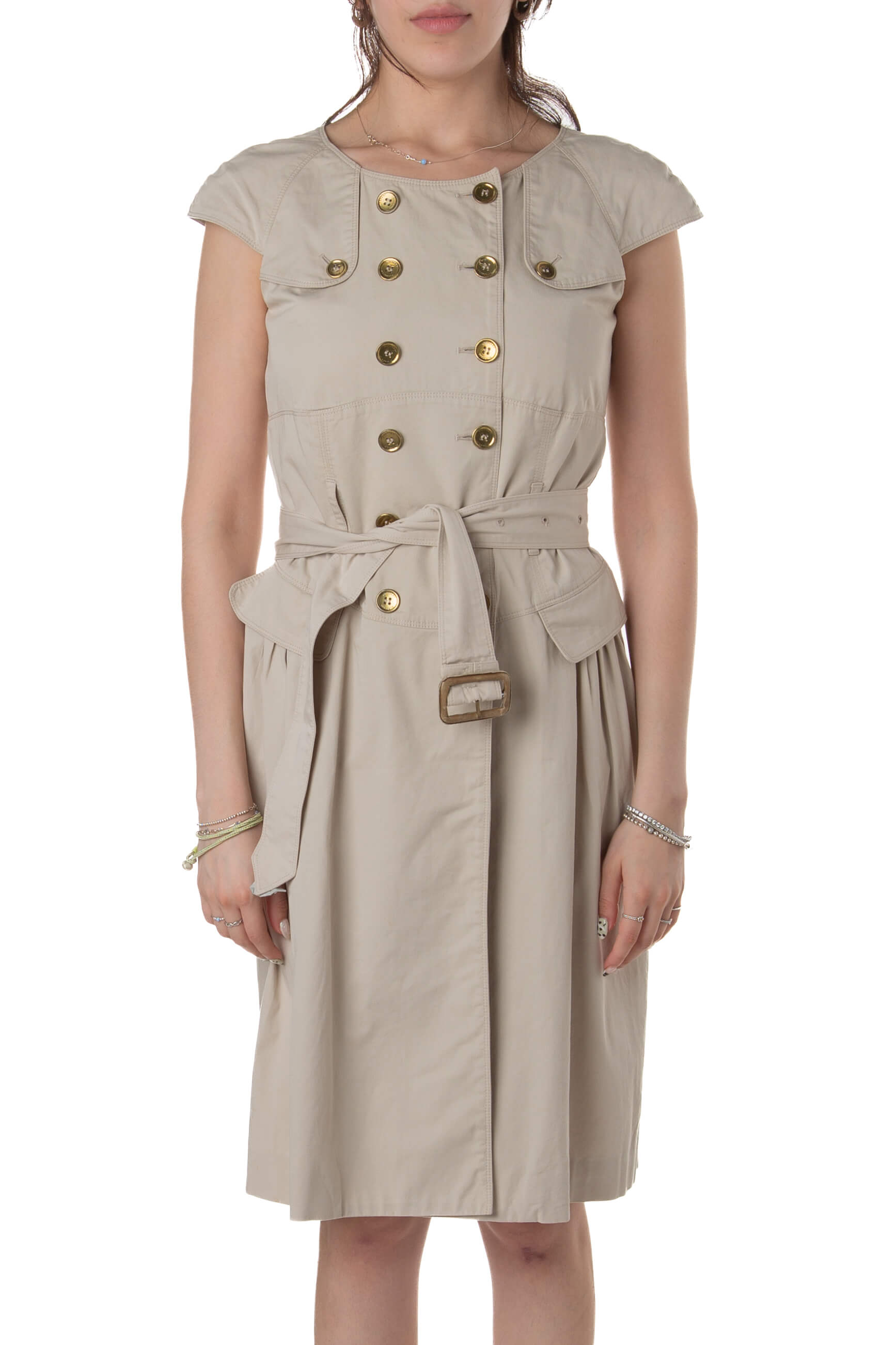 Vestido Burberry beige estilo trench con doble botonadura dorada y cinturón, vista frontal