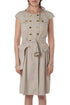 Vestido Burberry beige estilo trench con doble botonadura dorada y cinturón, vista frontal