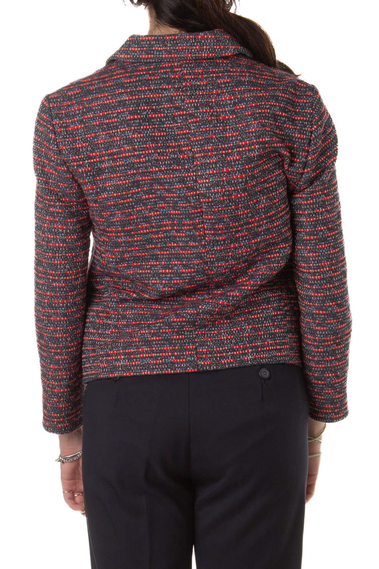 Blazer Marc by Marc Jacobs texturizado, vista trasera con costura central y abertura en el bajo