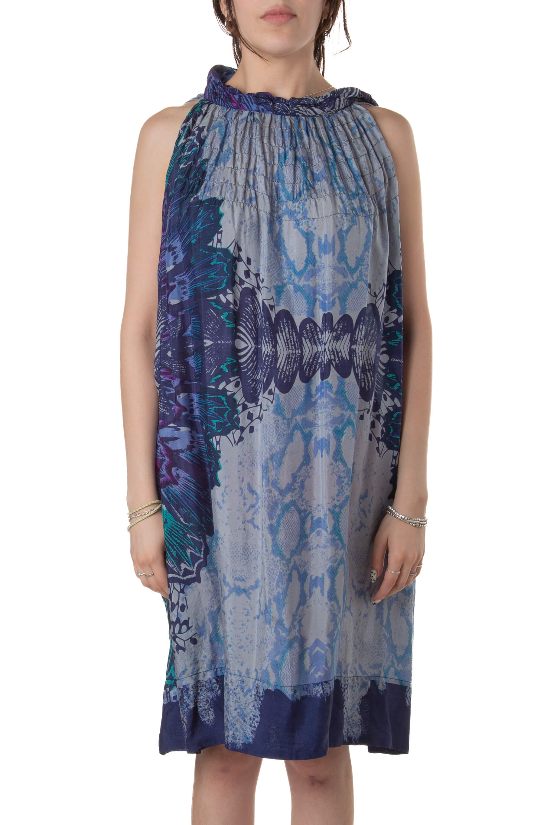Vestido Adolfo Domínguez de seda estampado azul y morado sin mangas, vista frontal