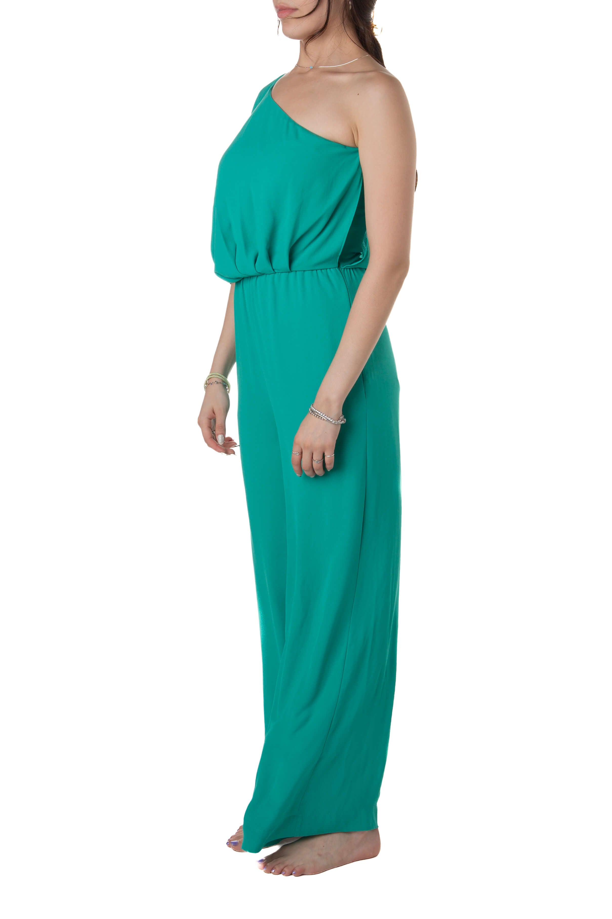 Jumpsuit BCBG verde con manga capa asimétrica, vista lateral
