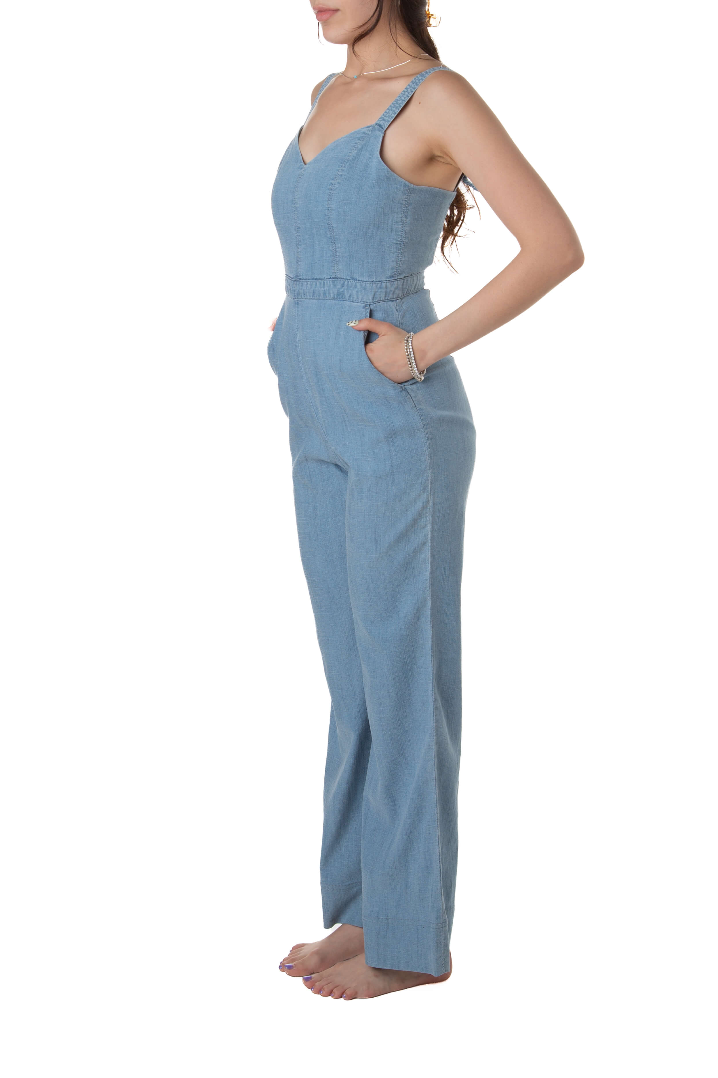 Jumpsuit Alice + Olivia denim con bolsillo lateral, vista lateral