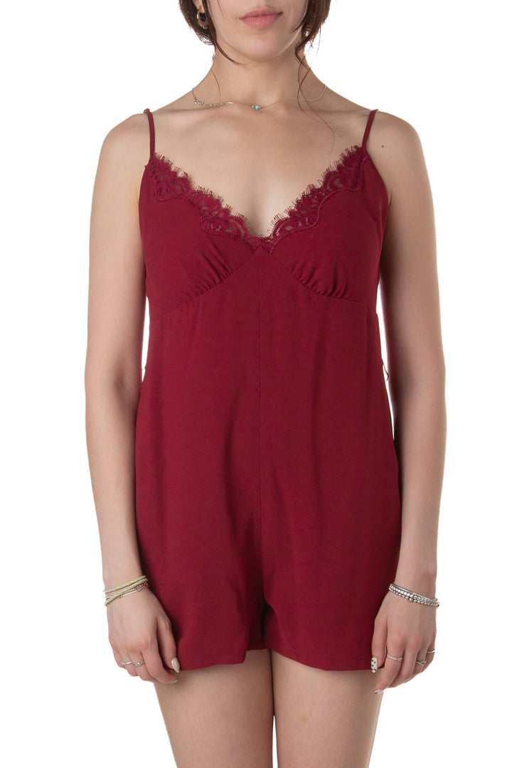Jumpsuit BCBG Maxazria vino con encaje y tirantes, vista frontal
