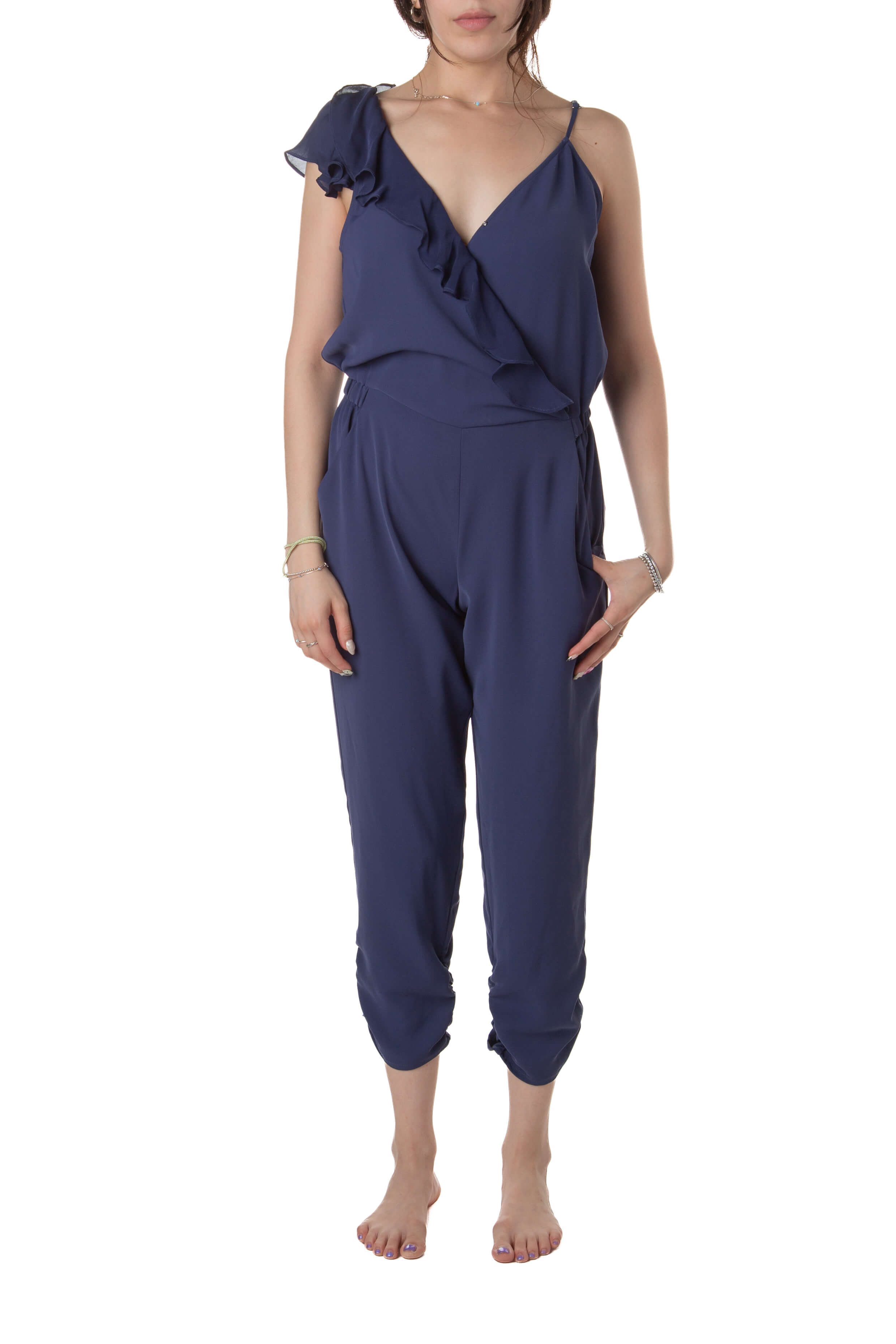 Jumpsuit Parker azul marino con volante asimétrico, vista frontal