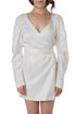 Vestido ROTATE blanco wrap con mangas puff, vista frontal