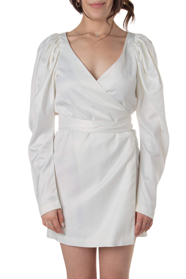 Vestido ROTATE blanco wrap con mangas puff, vista frontal