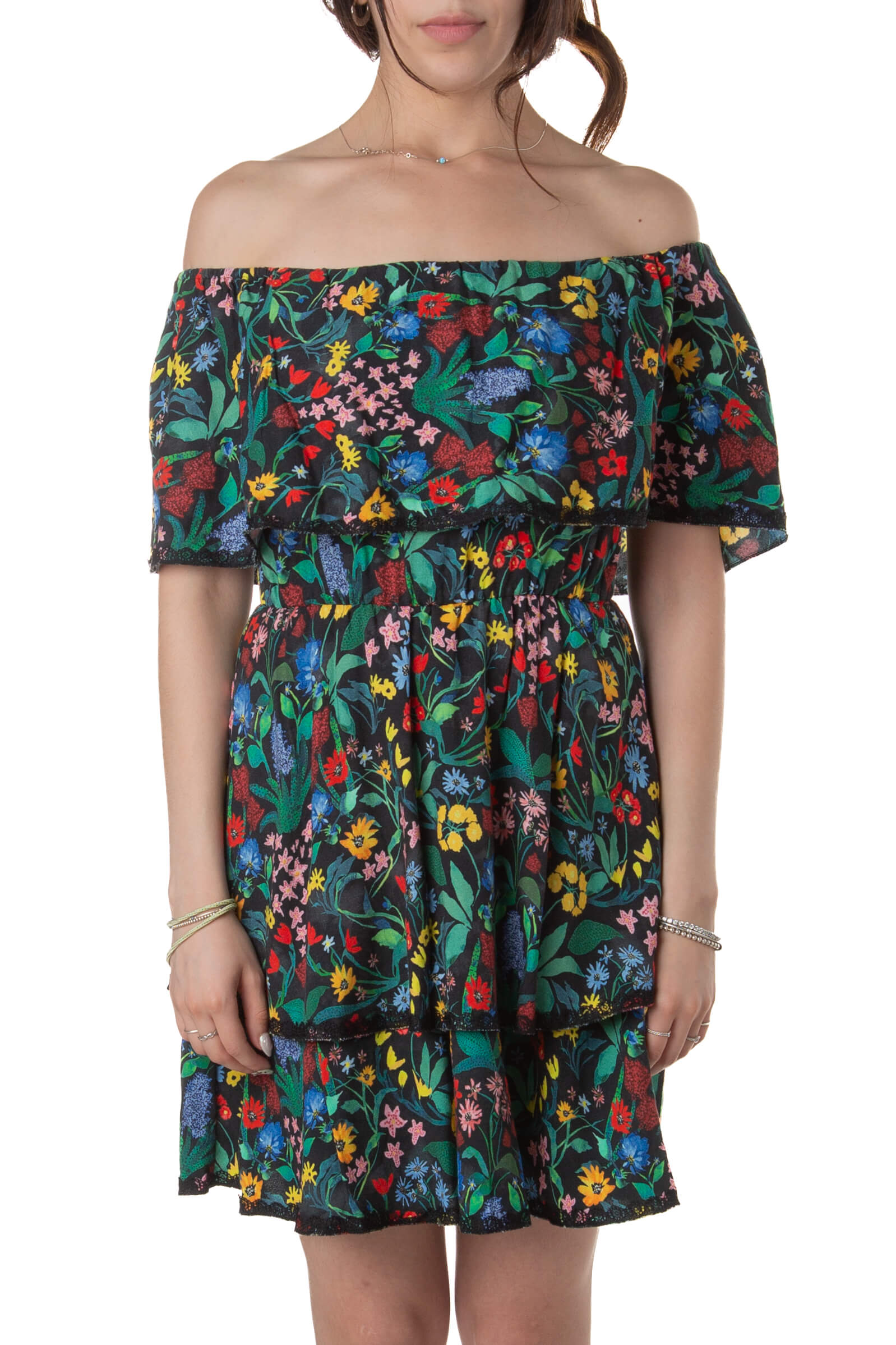 Vestido Alice + Olivia campesino floral negro off-shoulder, vista frontal