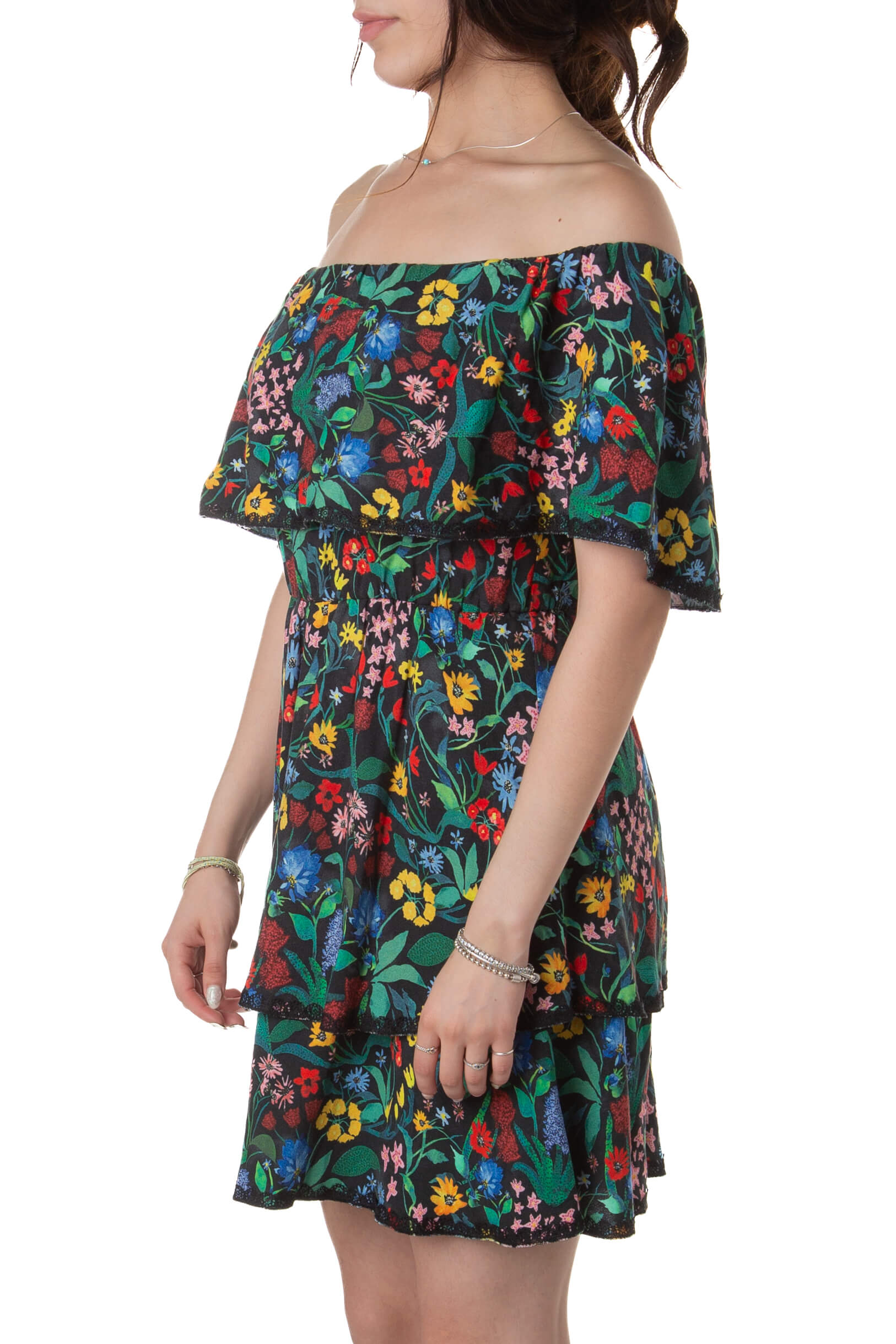 Vestido Alice + Olivia campesino floral negro off-shoulder, vista lateral