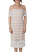 Vestido Likely de encaje blanco con fondo nude off-shoulder, vista frontal