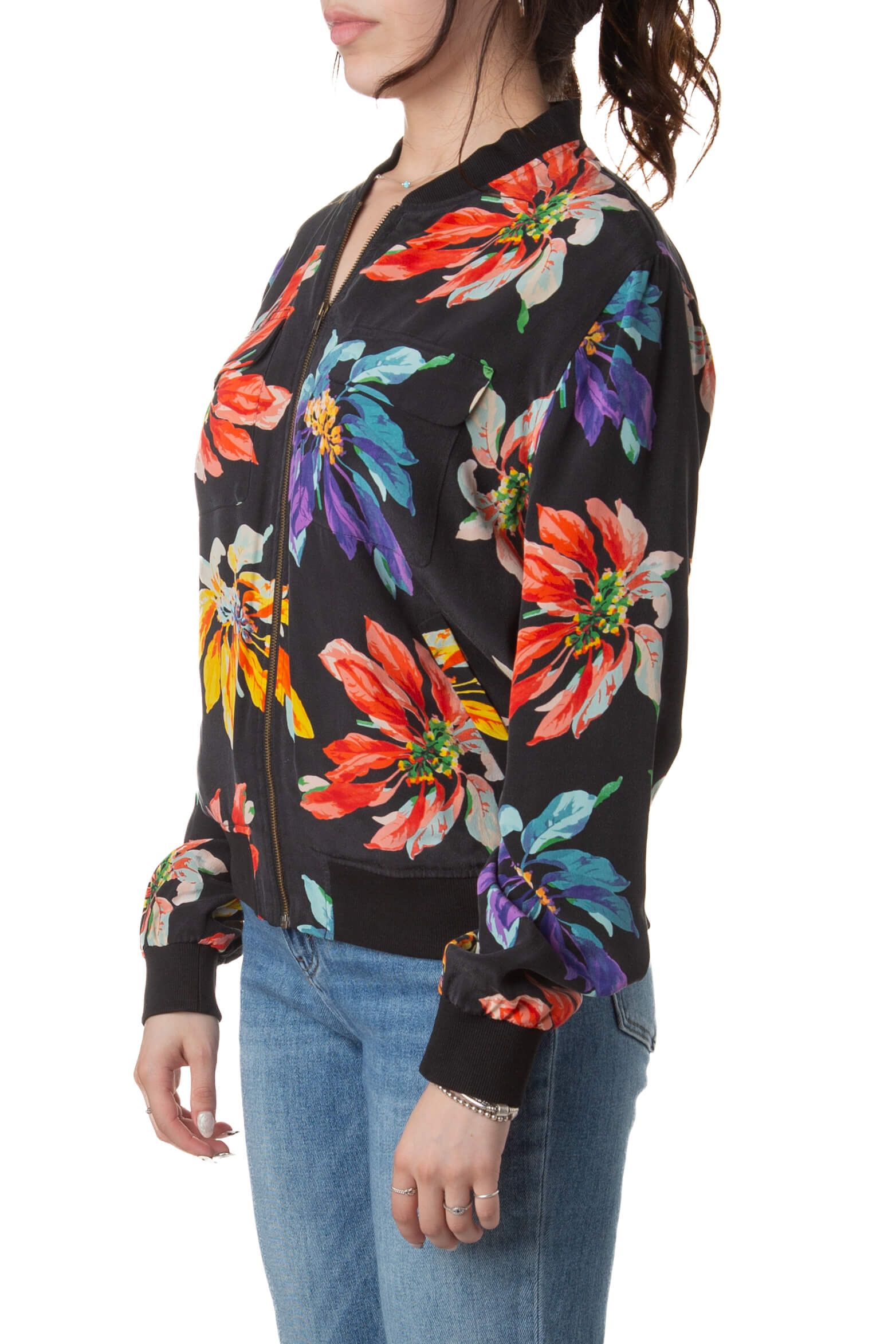 Chamarra bomber Equipment negra con estampado floral, vista lateral