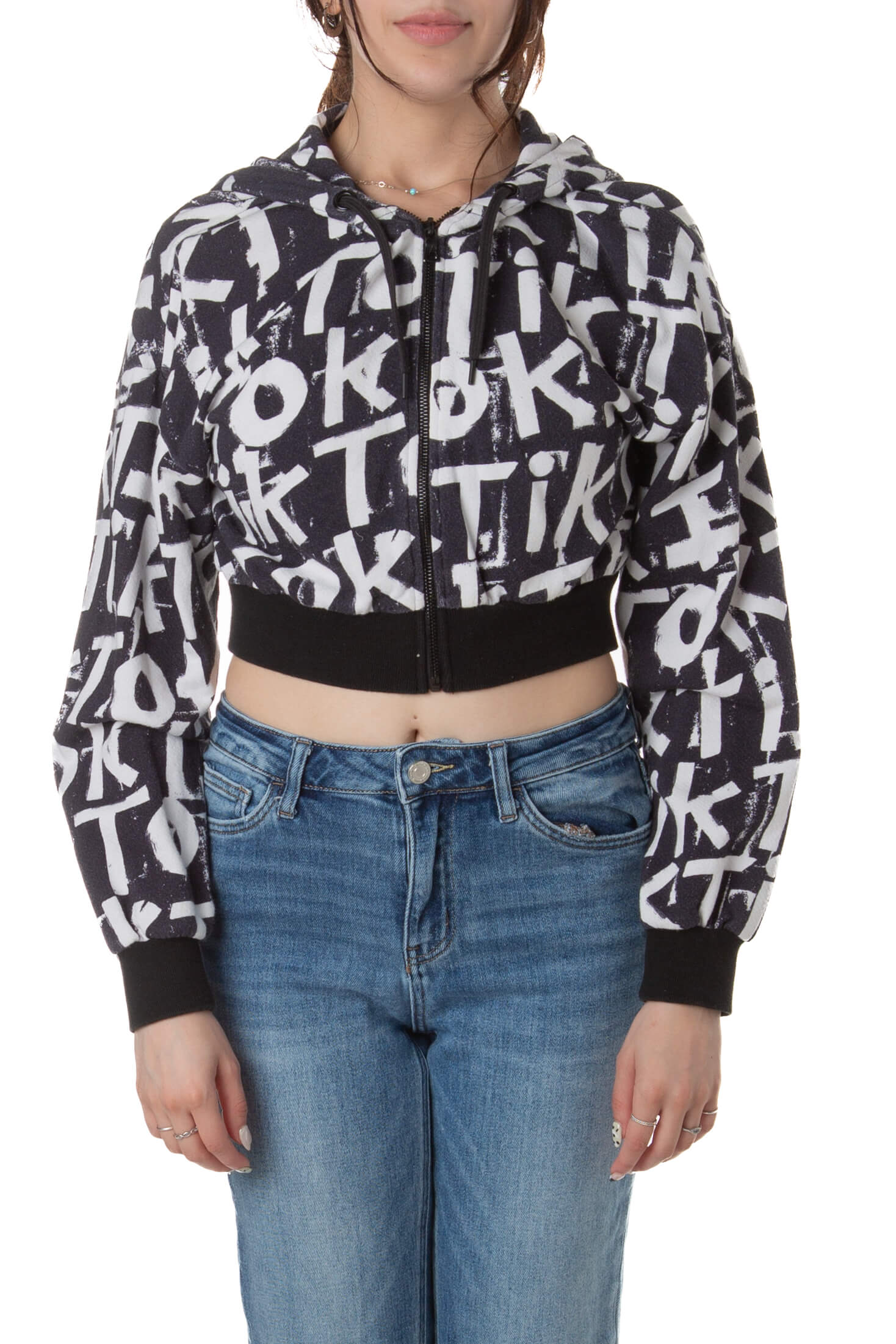 Sudadera Alice + Olivia cropped negra y blanca con capucha, vista frontal