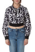 Sudadera Alice + Olivia cropped negra y blanca con capucha, vista frontal