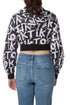 Sudadera Alice + Olivia cropped negra y blanca con capucha, vista trasera