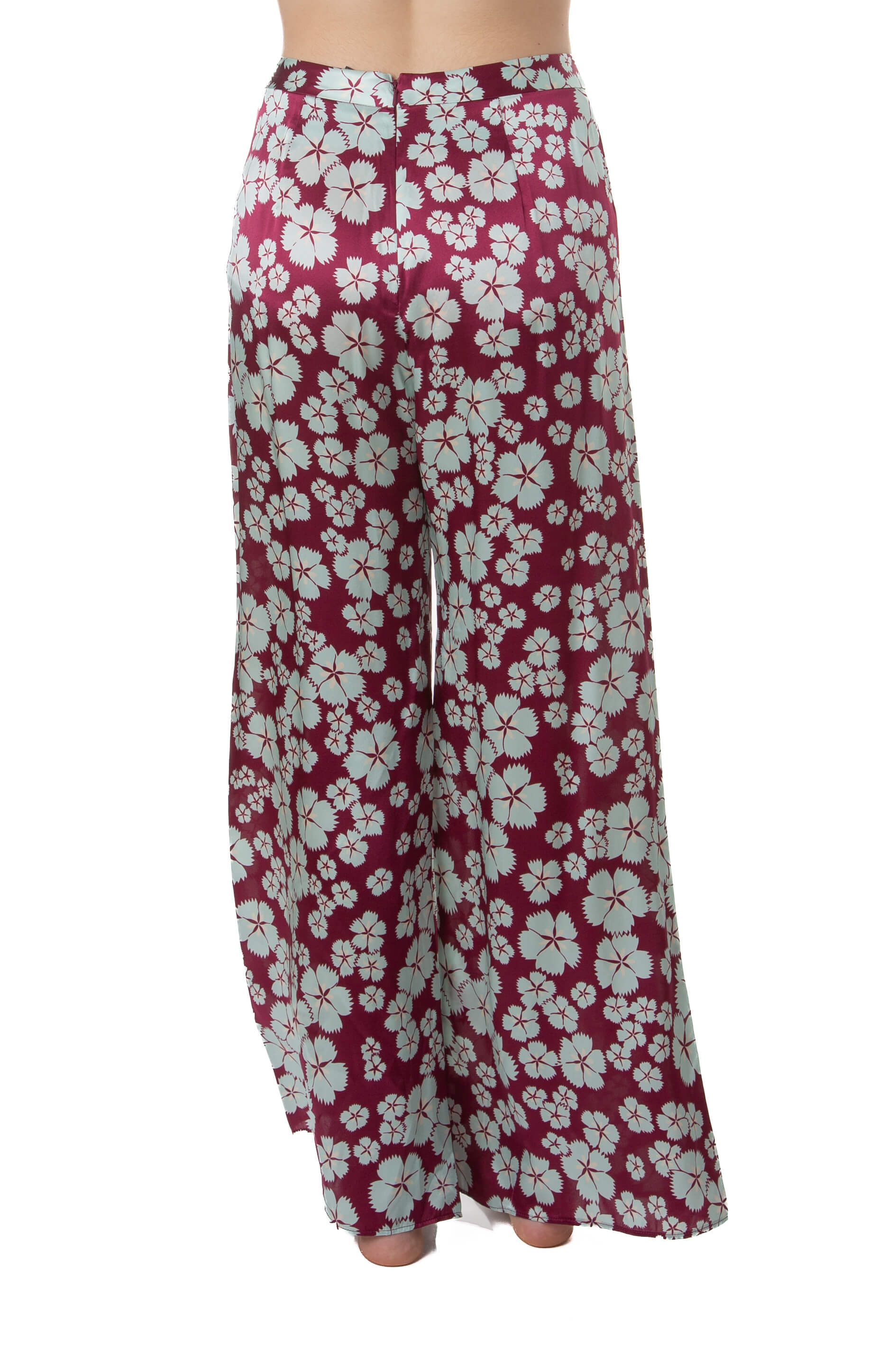 Pantalón Alexis satinado vino con flores menta, pierna amplia, vista trasera