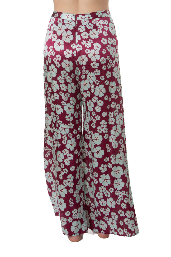 Pantalón Alexis satinado vino con flores menta, pierna amplia, vista trasera