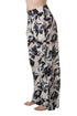 Pantalón de seda floral blanco y negro, pierna amplia, vista lateral
