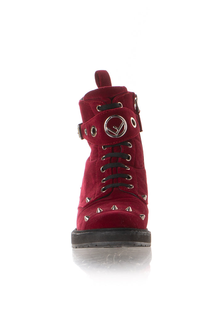 Botines Fendi de terciopelo burgundy, vista frontal con logo F is Fendi
