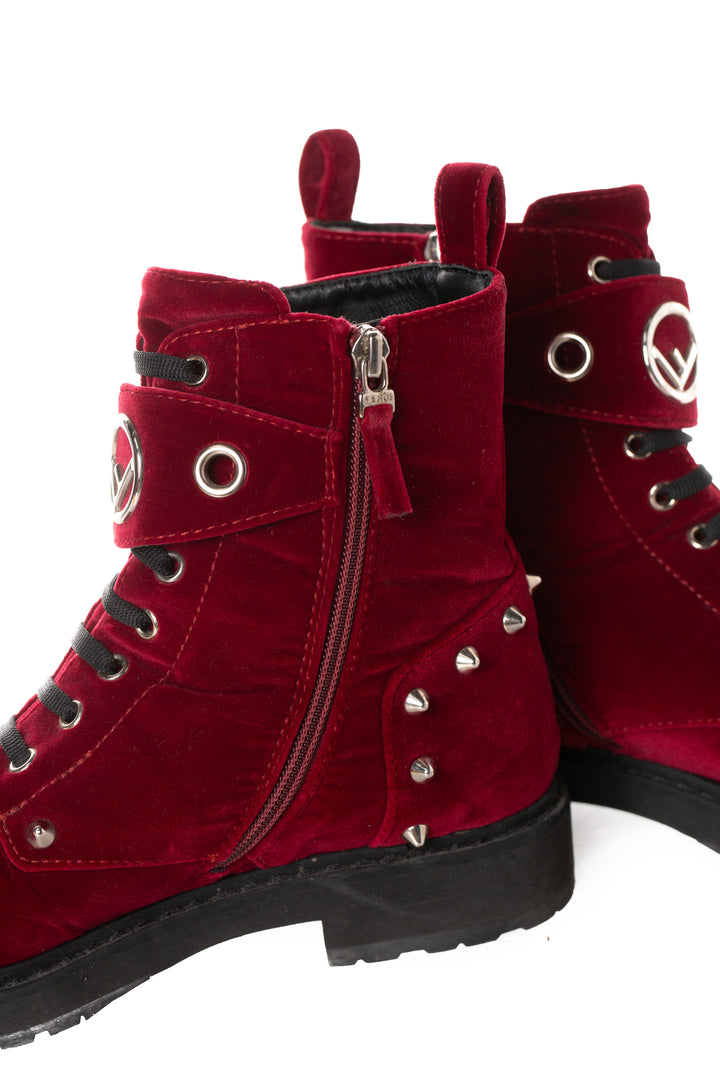 Par de botines Fendi de terciopelo burgundy, detalle de zipper lateral
