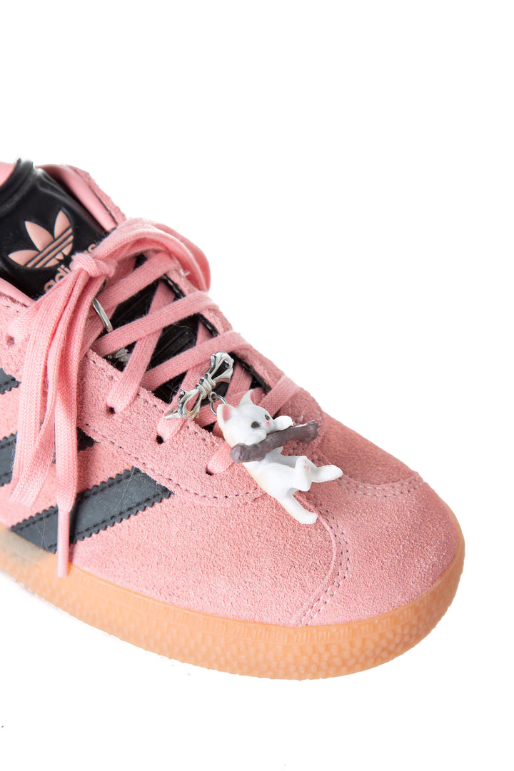 Adidas Gazelle — detalle de charms de animalitos en las agujetas