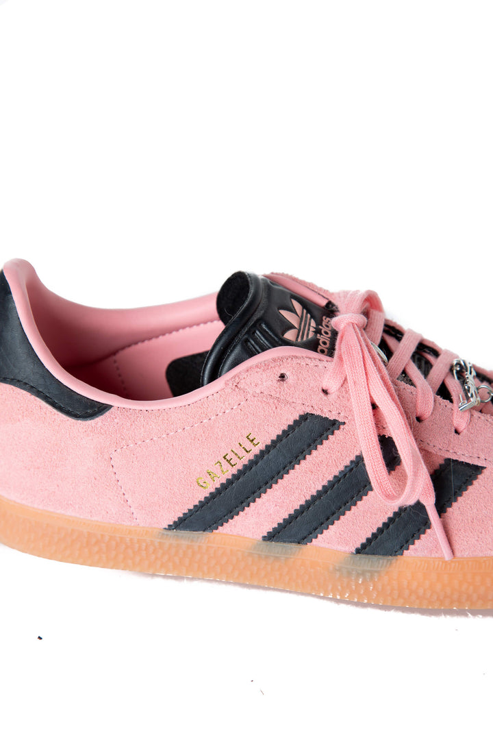 Adidas Gazelle — detalle de franjas negras