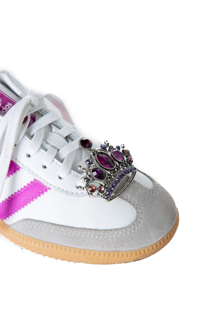 Adidas Samba OG — detalle del charm de corona con cristales