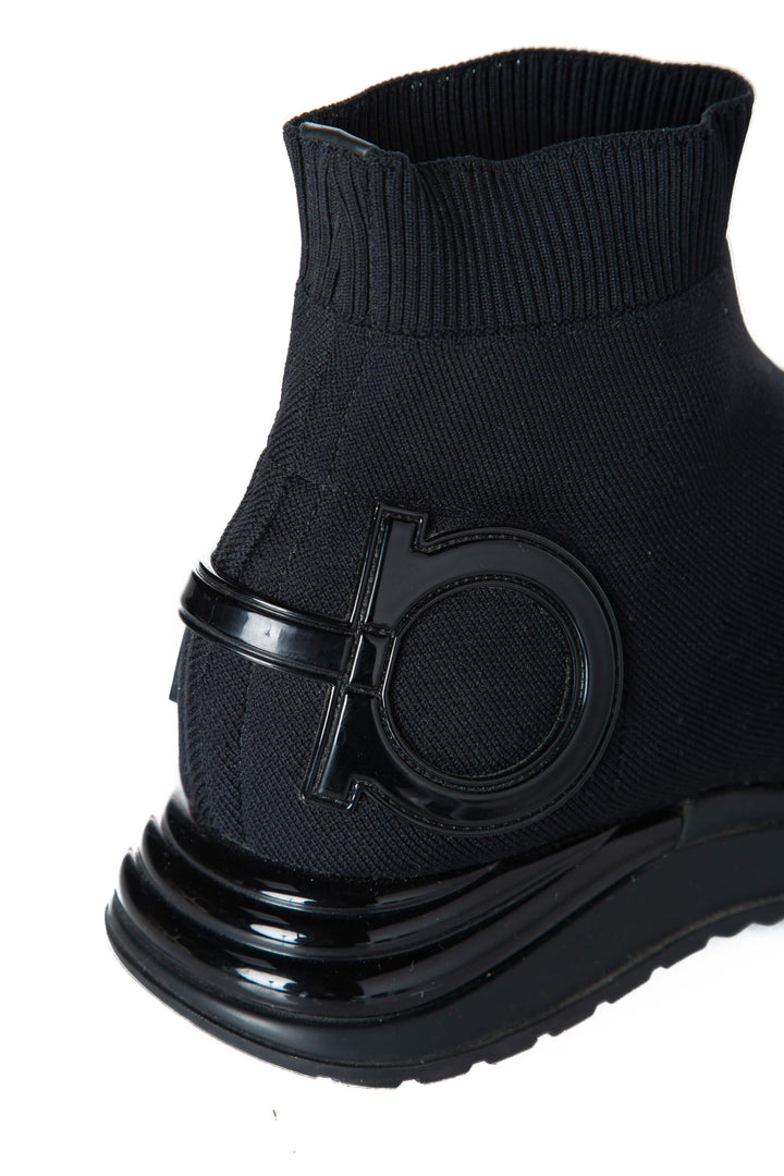 Salvatore Ferragamo Gancini Sock Sneakers — detalle del logo Gancini en el talón