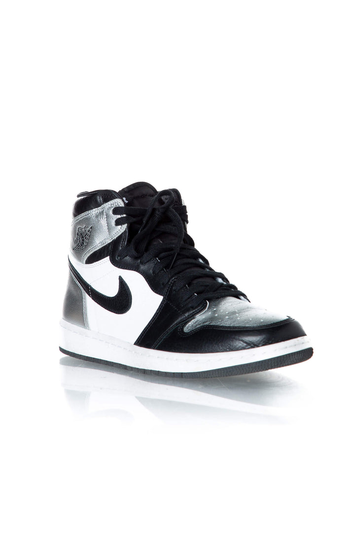Nike Air Jordan 1 Retro High OG "Silver Toe" — vista tres cuartos frontal