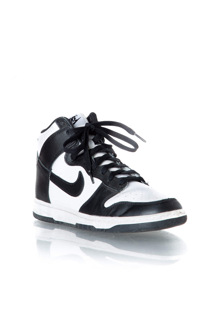 Nike Dunk High Retro "Panda" — vista tres cuartos frontal