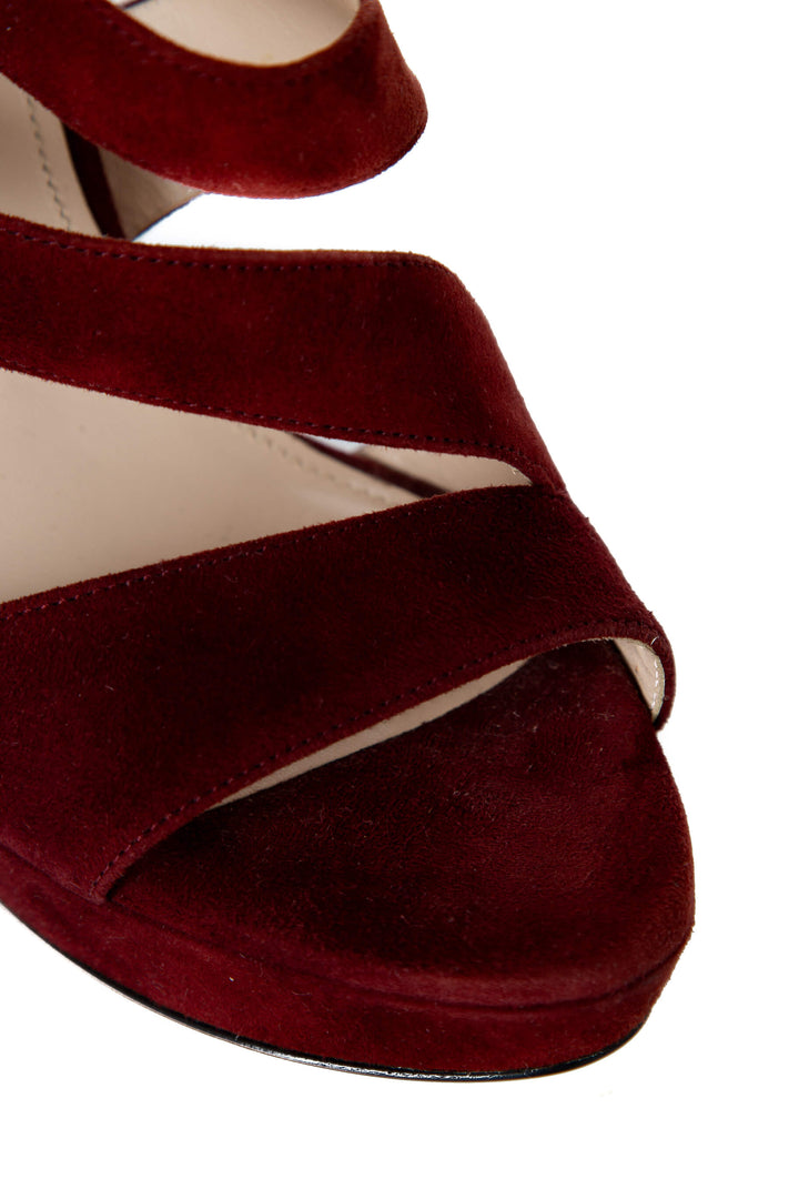 Prada Sandalias de plataforma con tiras — detalle de tiras de suede guinda y plataforma