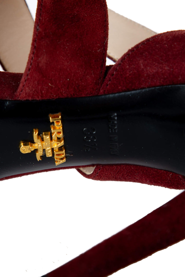 Prada Sandalias de plataforma con tiras — suela negra con logo dorado Prada y talla 38½