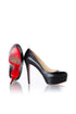Christian Louboutin Bianca — par con suela roja a la vista, se aprecia desgaste en la planta