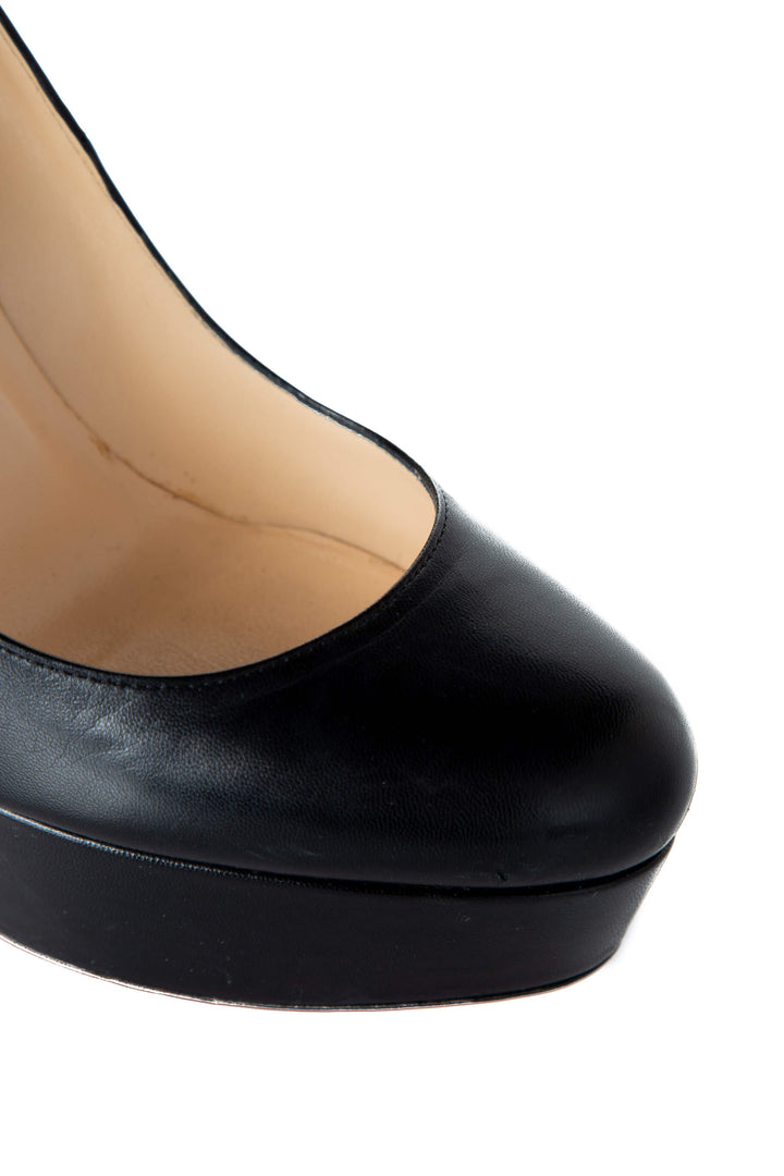 Christian Louboutin Bianca — detalle de la punta redonda y la plataforma de piel negra