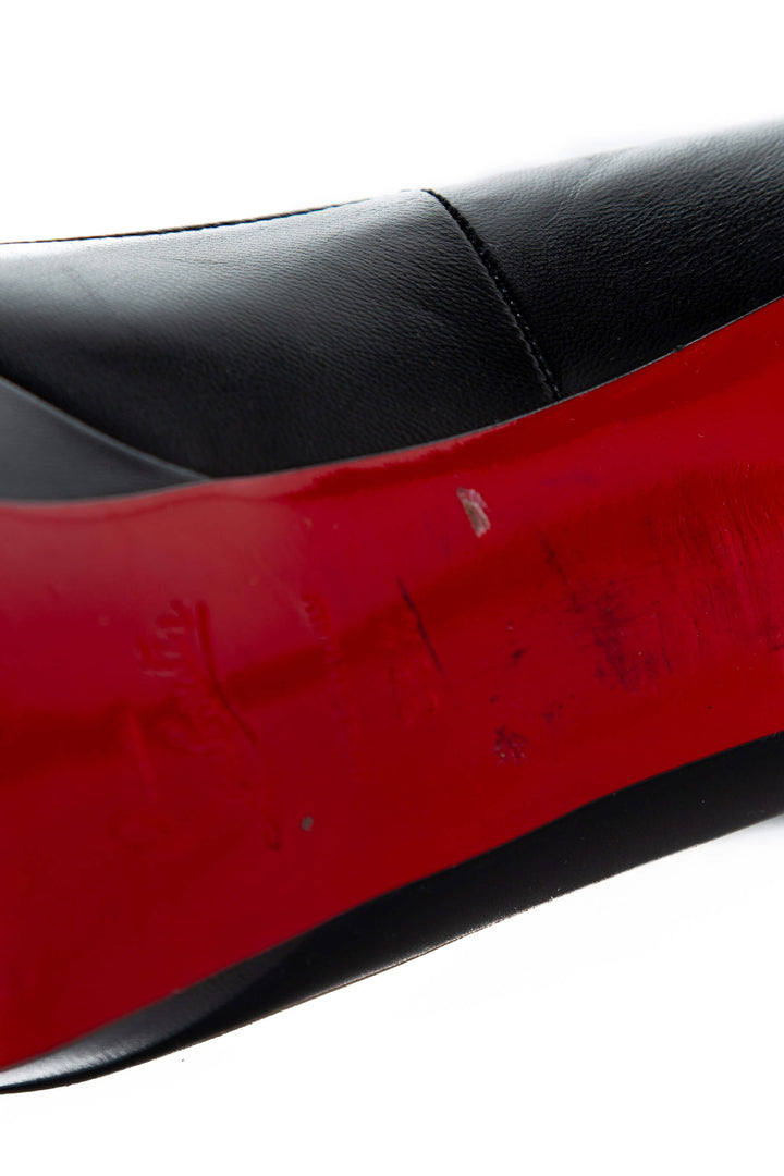 Christian Louboutin Bianca — detalle de rozaduras en el borde de la suela roja