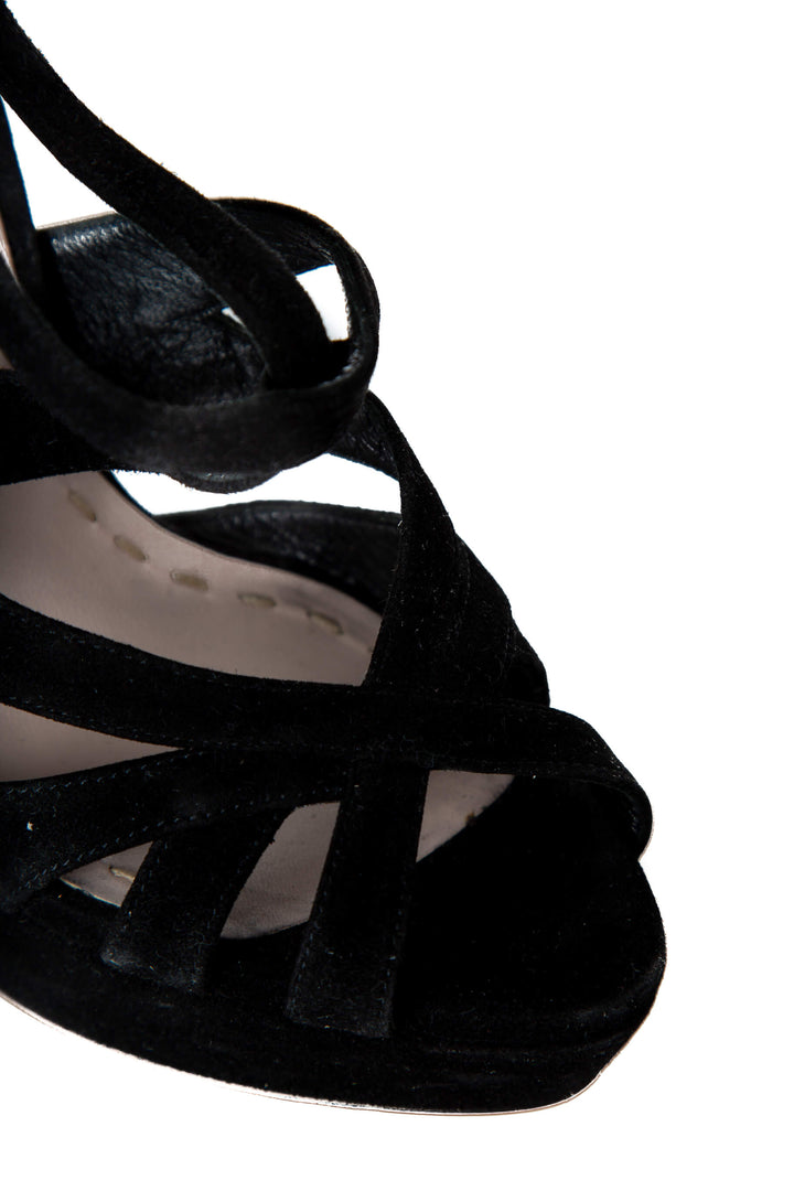 Miu Miu Sandalias de plataforma con tiras — detalle de tiras cruzadas de suede negro