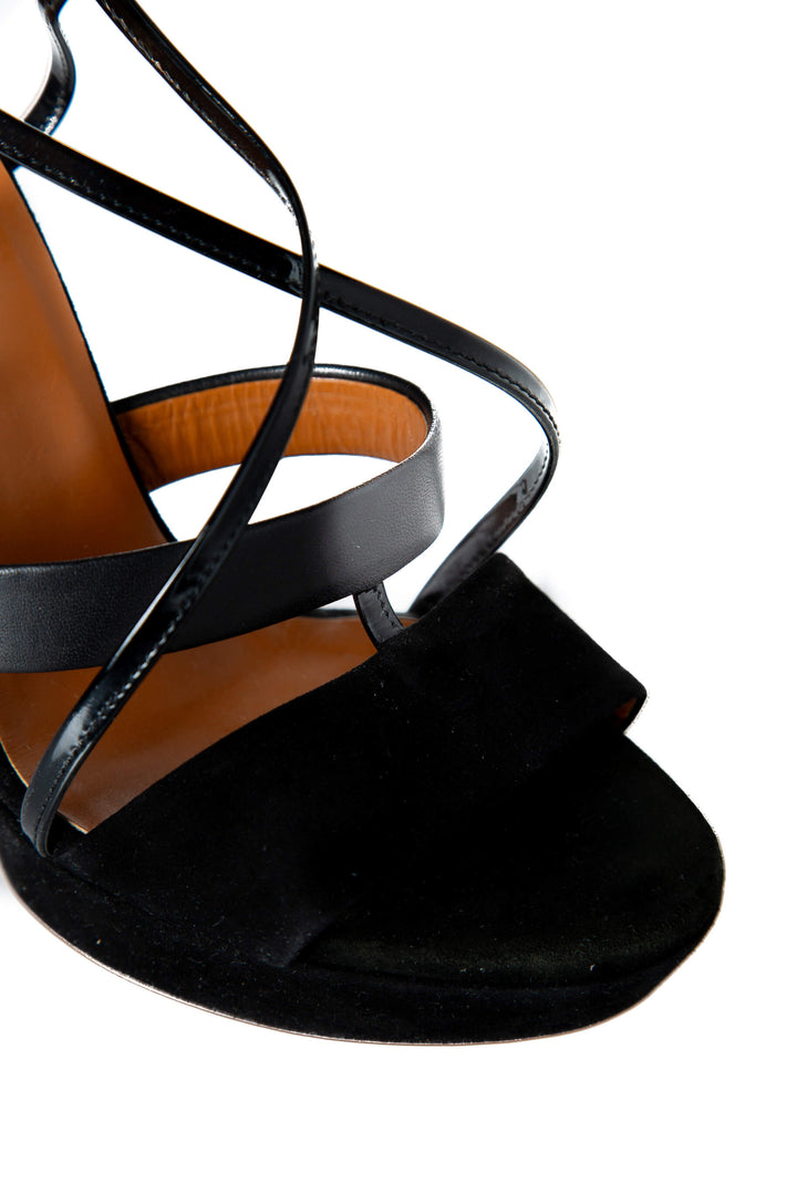 Gucci Sandalias de plataforma con tiras de charol — detalle de tiras de charol sobre plataforma de suede