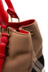 Detalle de cierre con zipper y argolla lateral de tote Burberry