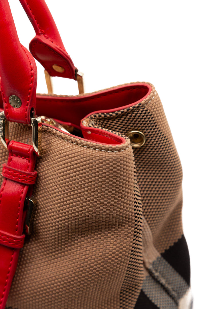 Detalle de cierre con zipper y argolla lateral de tote Burberry