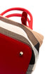 Detalle de esquina de piel roja y lona House Check Burberry