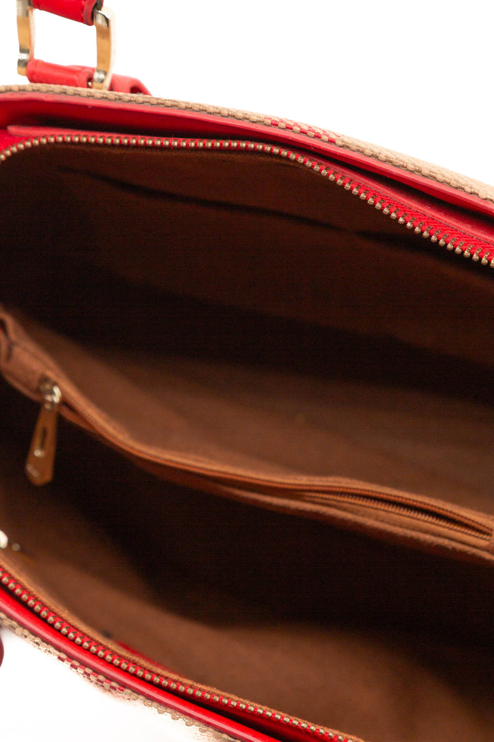 Interior de tote Burberry con forro camel y bolsillos