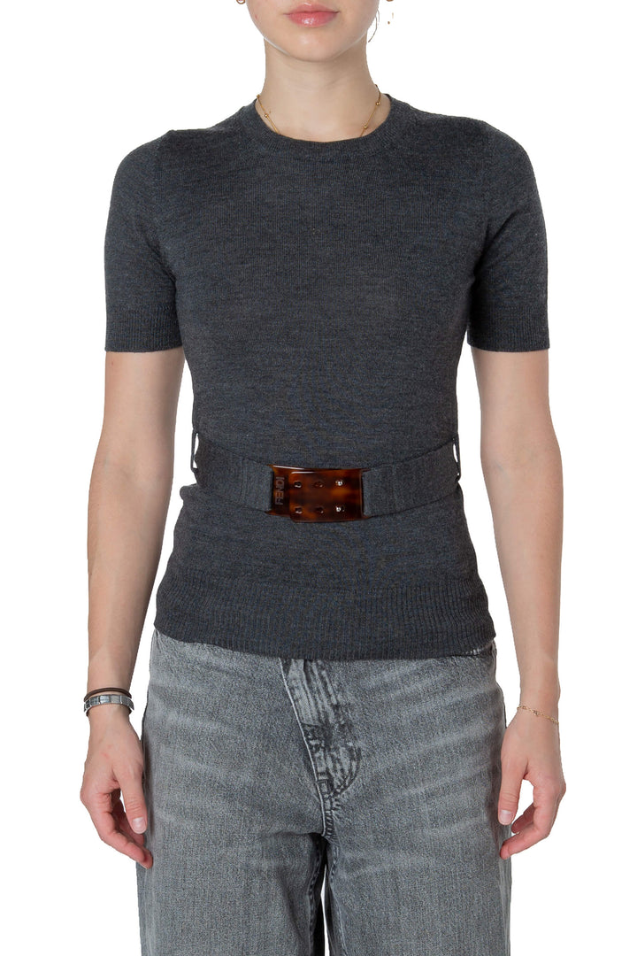 Suéter Fendi gris de manga corta con cinturón, vista frontal
