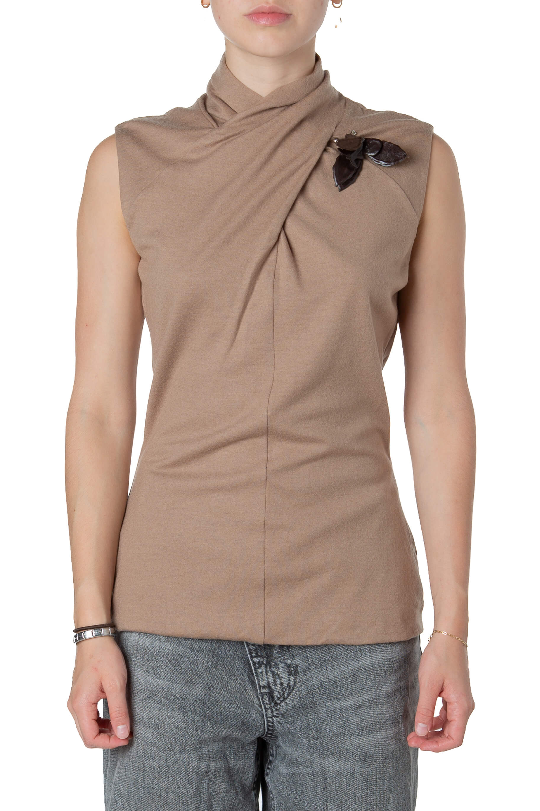 Blusa Gucci café claro sin mangas con drapeado y broche, vista frontal