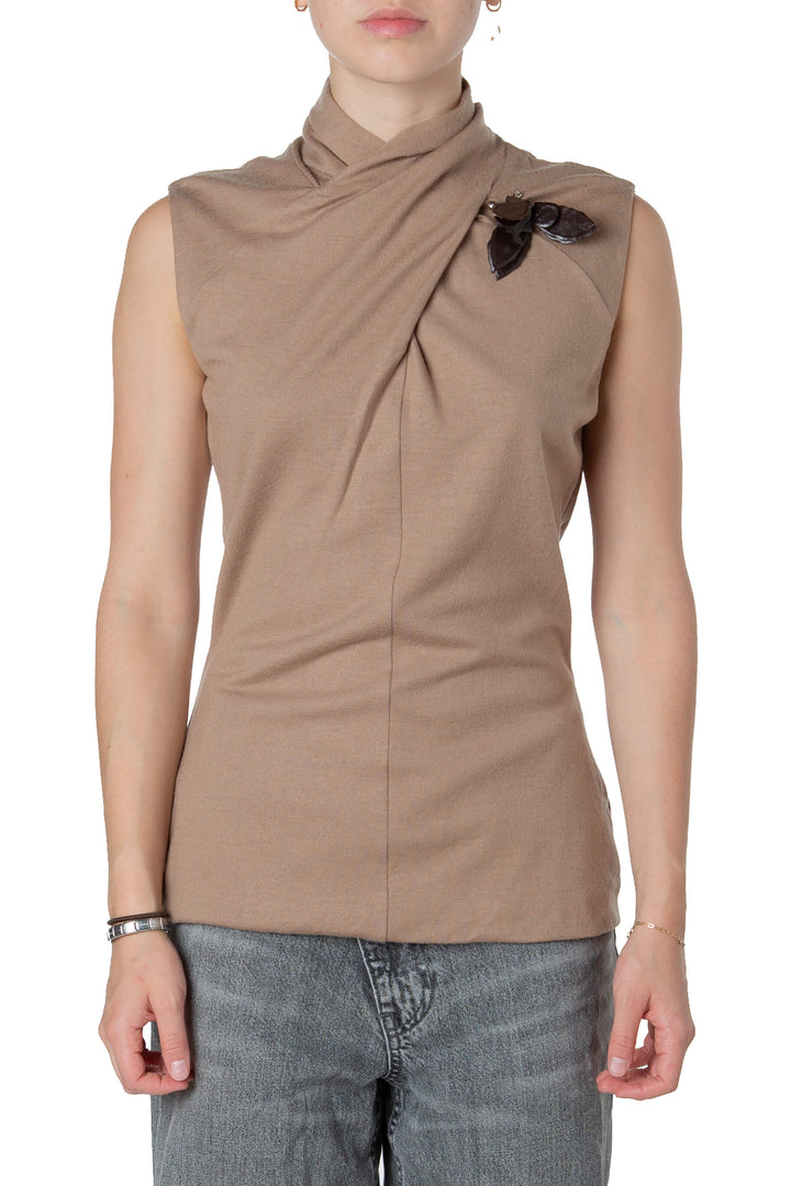 Blusa Gucci café claro sin mangas con drapeado y broche, vista frontal